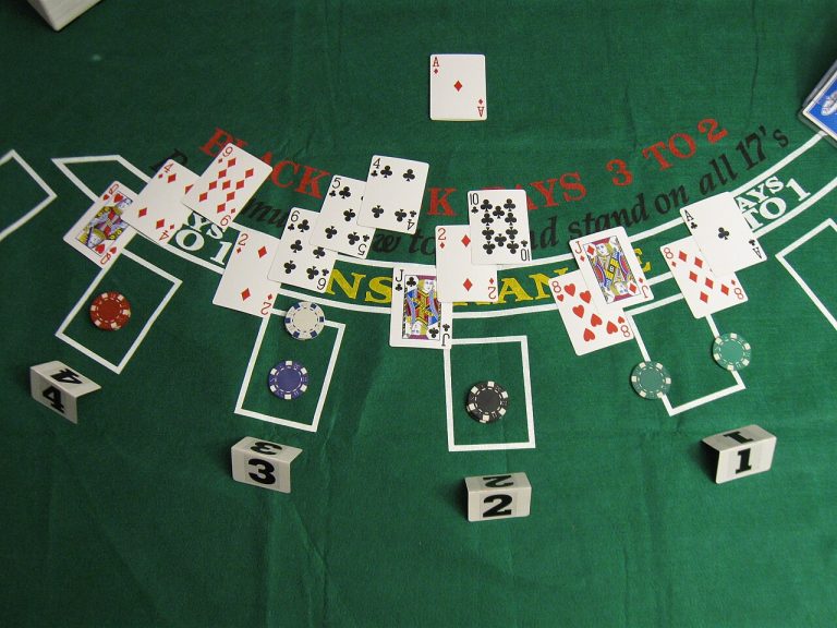 Blackjackbord med kort og jetoner