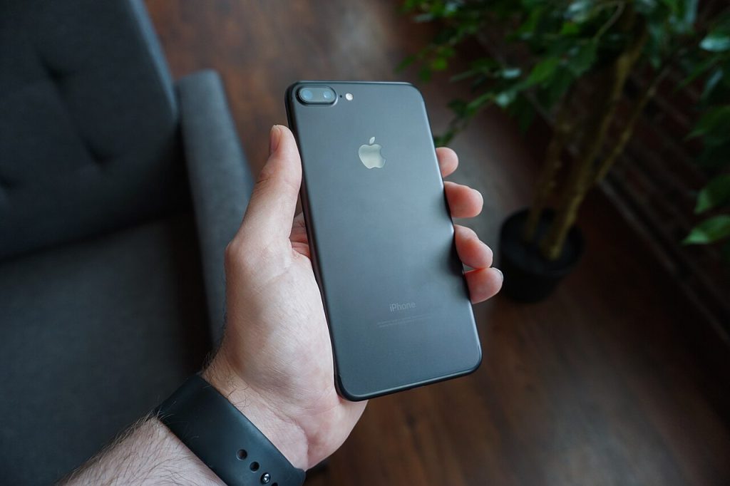 Smartphone i hånden