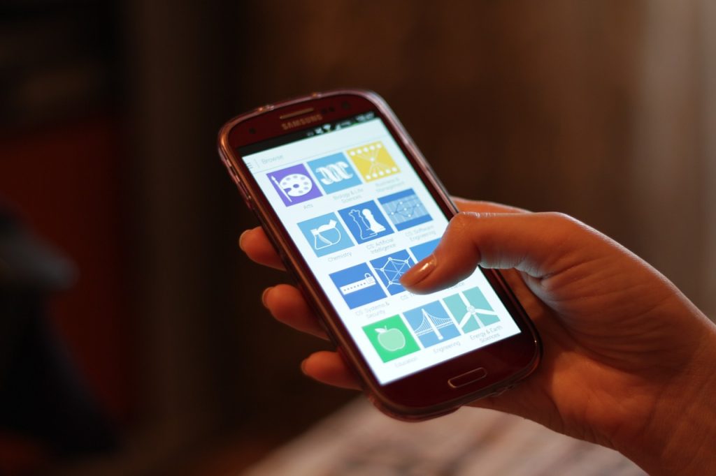 Person der bruger en smartphone
